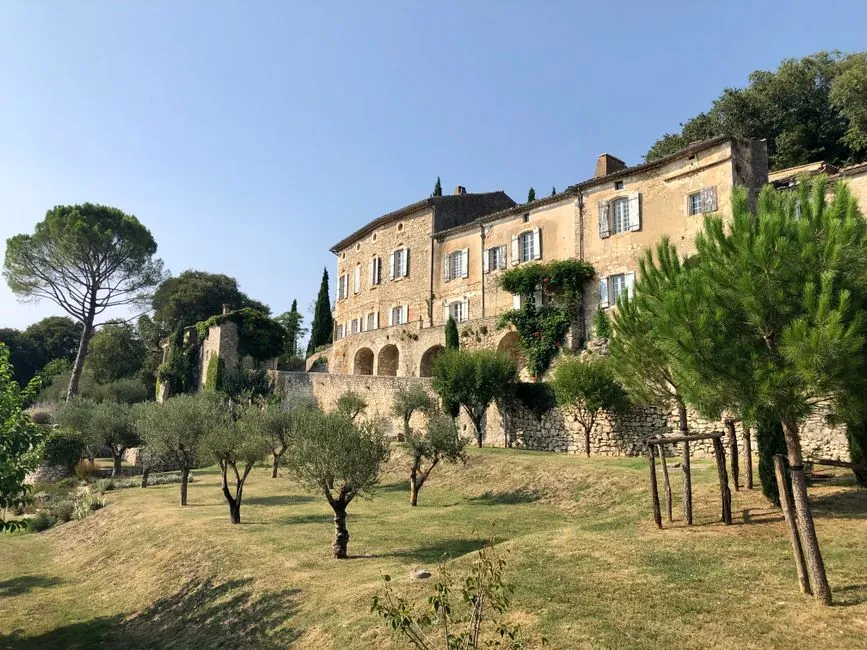 Allee de jardin en pierre traversant un massif provencal