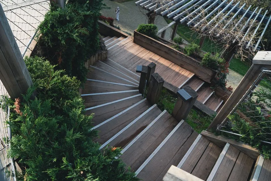 Massif vegetal soigne en bord de terrasse